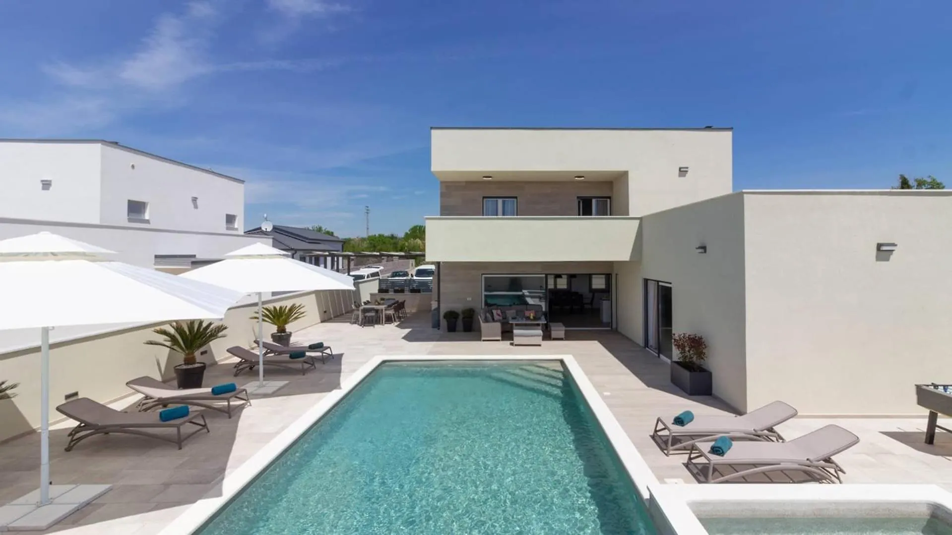 Villa Mako, Die Moderne Luxus-Villa Mit Swimmingpool Und Whirlpool In Ruhiger Vorort-Lage Von Pula Croatia