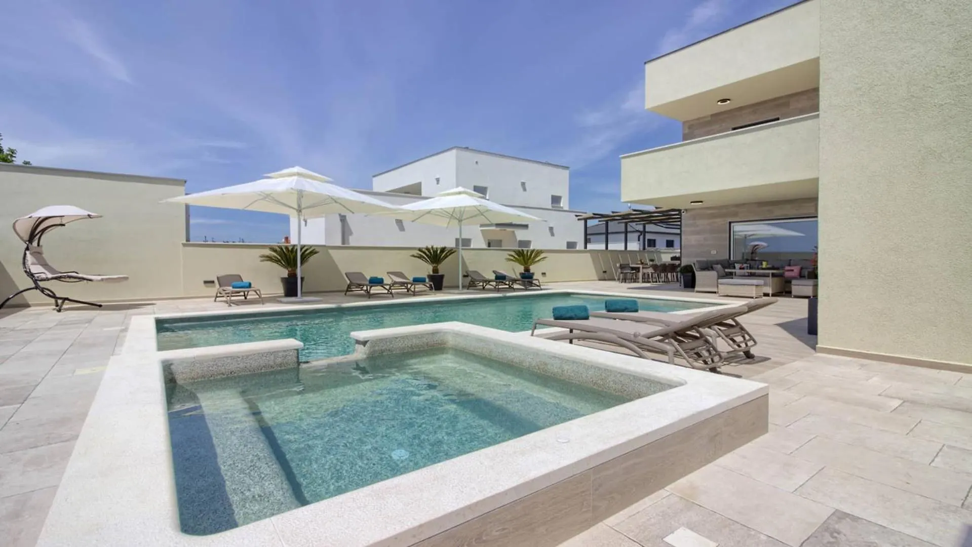 Villa Mako, Die Moderne Luxus-Villa Mit Swimmingpool Und Whirlpool In Ruhiger Vorort-Lage Von Pula 0*,  Croatia