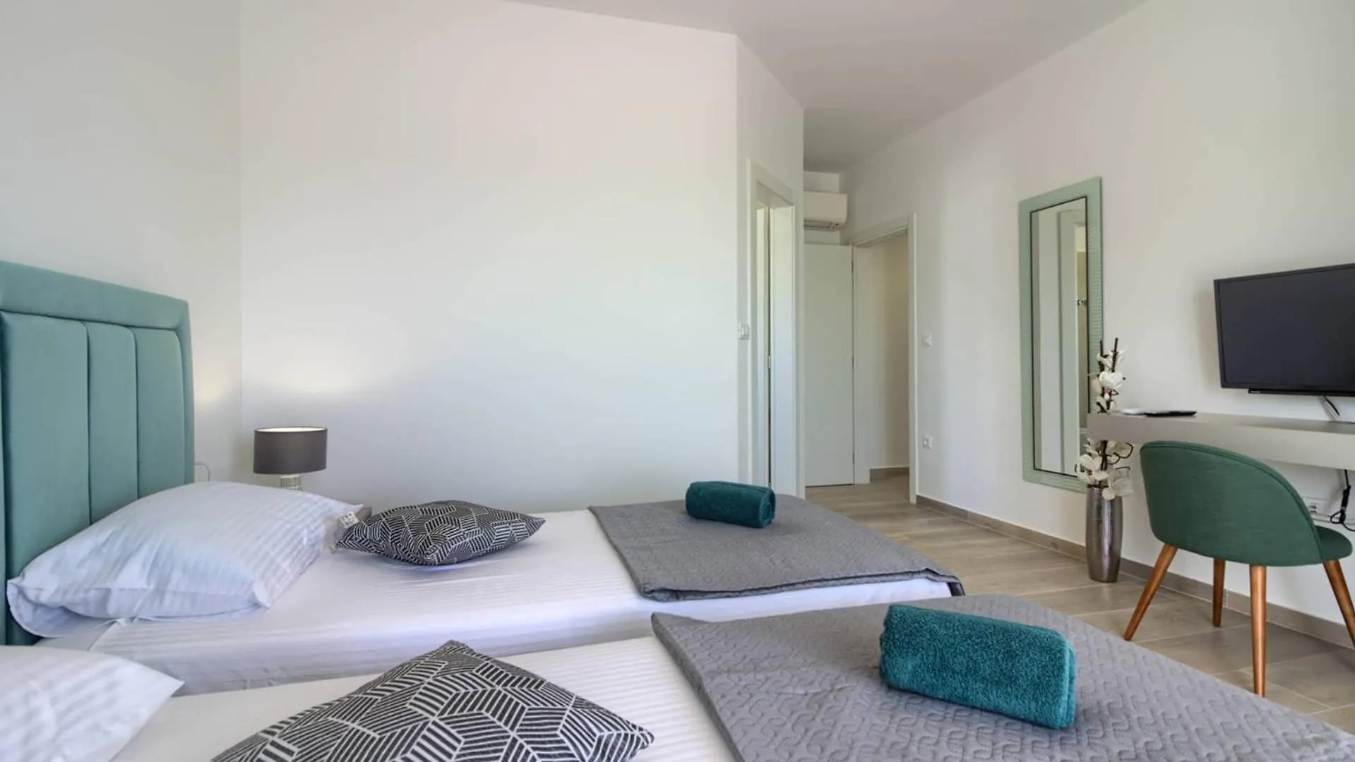 Villa Mako, Die Moderne Luxus-Villa Mit Swimmingpool Und Whirlpool In Ruhiger Vorort-Lage Von Pula Croatia